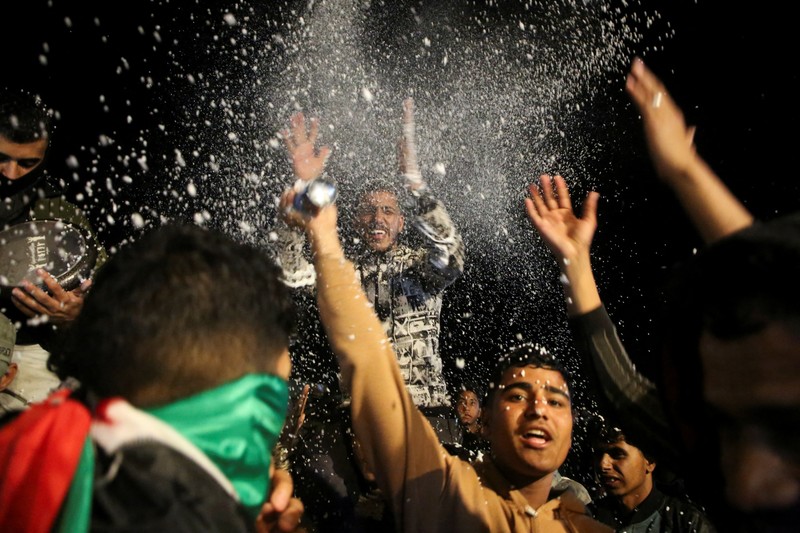 Warga Palestina merayakan pengumuman gencatan senjata antara Hamas dan Israel di Gaza, Rabu (15/1/2025). (REUTERS/Mohammed Salem)