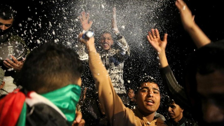 Warga Palestina merayakan pengumuman gencatan senjata antara Hamas dan Israel di Gaza, Rabu (15/1/2025). (REUTERS/Hatem Khaled)