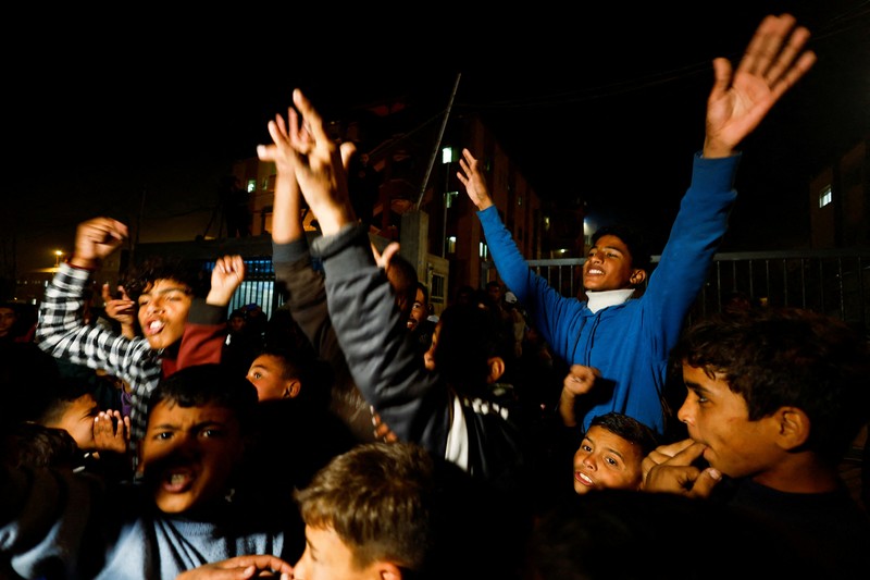Warga Palestina merayakan pengumuman gencatan senjata antara Hamas dan Israel di Gaza, Rabu (15/1/2025). (REUTERS/Mohammed Salem) Warga Palestina merayakan pengumuman gencatan senjata antara Hamas dan Israel di Gaza, Rabu (15/1/2025). (REUTERS/Mohammed Salem)