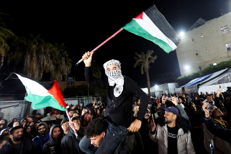 Warga Palestina merayakan pengumuman gencatan senjata antara Hamas dan Israel di Gaza, Rabu (15/1/2025). (REUTERS/Mohammed Salem)