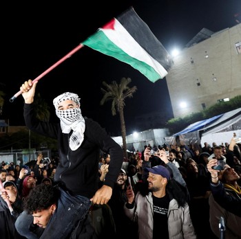 Potret Warga Gaza Rayakan Gencatan Senjata, Takbir-Bendera Palestina