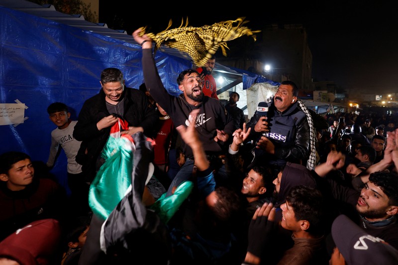 Warga Palestina merayakan pengumuman gencatan senjata antara Hamas dan Israel di Gaza, Rabu (15/1/2025). (REUTERS/Mohammed Salem)