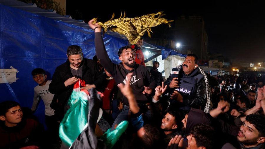 Warga Palestina merayakan pengumuman gencatan senjata antara Hamas dan Israel di Gaza, Rabu (15/1/2025). (REUTERS/Mohammed Salem)