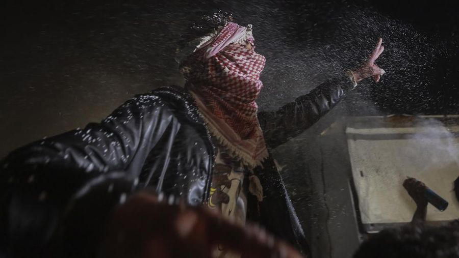 Warga Palestina merayakan pengumuman gencatan senjata antara Hamas dan Israel di Khan Younis, Jalur Gaza tengah, Rabu (15/1/2025). (AP Photo/Jehad Alshrafi)
