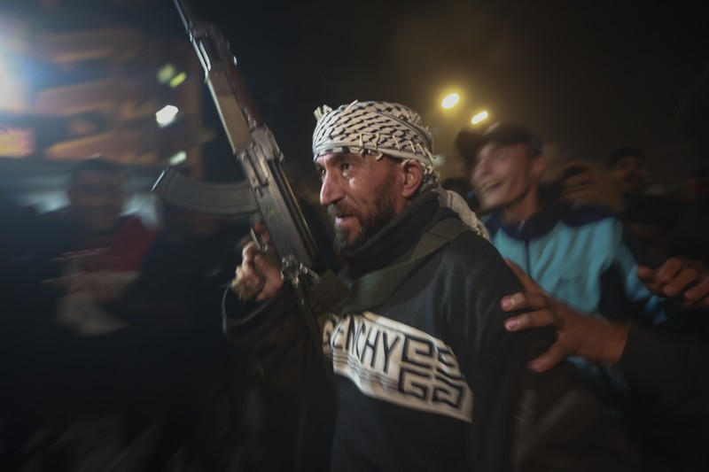 Warga Palestina merayakan pengumuman gencatan senjata antara Hamas dan Israel di Gaza, Rabu (15/1/2025). (REUTERS/Mohammed Salem)