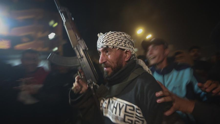 Warga Palestina merayakan pengumuman gencatan senjata antara Hamas dan Israel di Gaza, Rabu (15/1/2025). (REUTERS/Mohammed Salem)