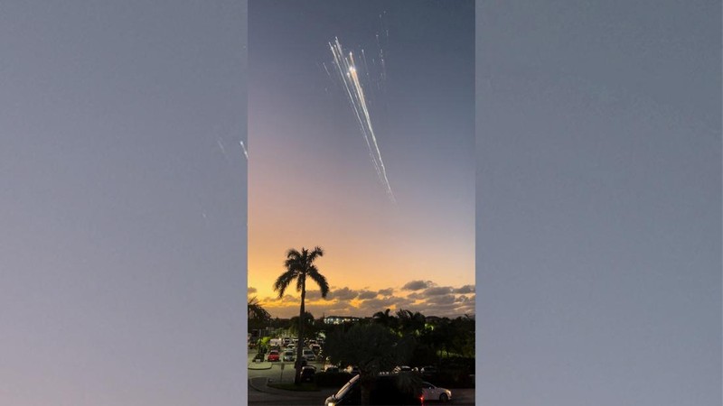 Roket raksasa SpaceX Starship dan pendorongnya terpisah selama penerbangan uji coba dari Starbase di Boca Chica, Texas, Kamis, 16 Januari 2025. (AP Photo/Eric Gay)