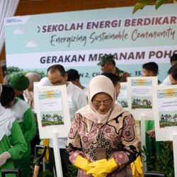 PIS Tanam Pohon dan Pasang PLTS di SMPN 2 Cilegon