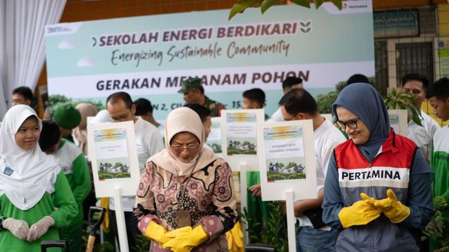 PIS Tanam Pohon dan Pasang PLTS di SMPN 2 Cilegon