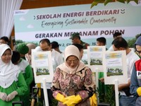 PIS Tanam Pohon dan Pasang PLTS di SMPN 2 Cilegon