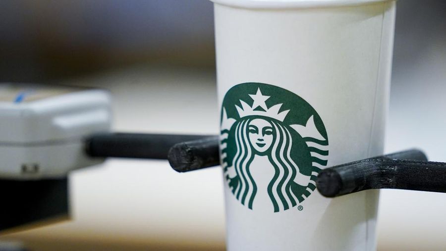 Gelas sekali pakai menjalani uji kekakuan di Tryer Center di kantor pusat Starbucks, Rabu, 28 Juni 2023, di Seattle. (AP Photo/Lindsey Wasson/File Foto)