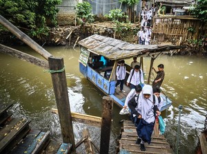Perahu Eretan Andalan Anak Sekolah Jaksel Nyeberang Kali Pesanggrahan