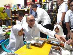 Cegah Stunting, Menko Zulhas Pastikan Program MBG Perhatikan Standar Gizi