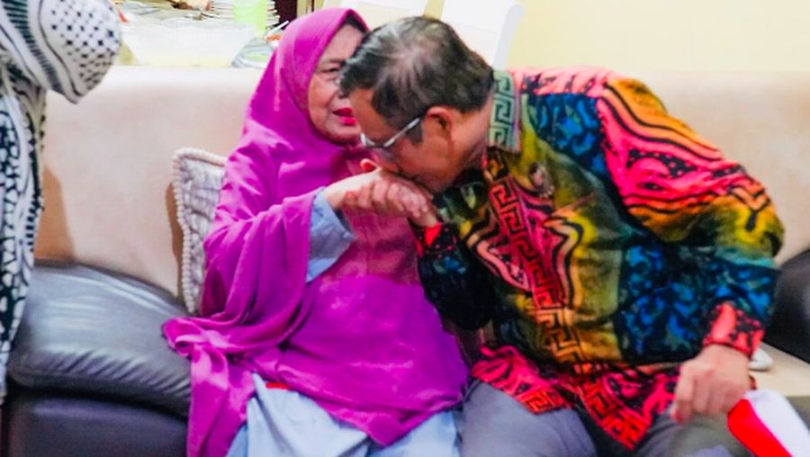 Mahfud MD dan sang ibu, Siti Khadijah. (Instagram/mohmahfudmd)
