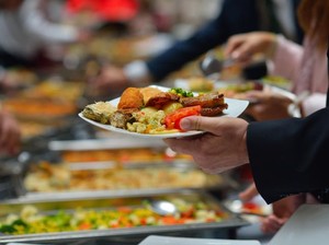 Ini 5 Etiket Makan Prasmanan buat yang Sering Kondangan