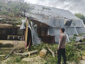 3 Rumah Dinas Polisi di Simalungun Rusak Tertimpa Pohon Tumbang