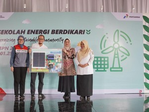 Edukasi Energi Bersih, PIS Tanam Pohon dan Pasang PLTS di SMP 2 Cilegon