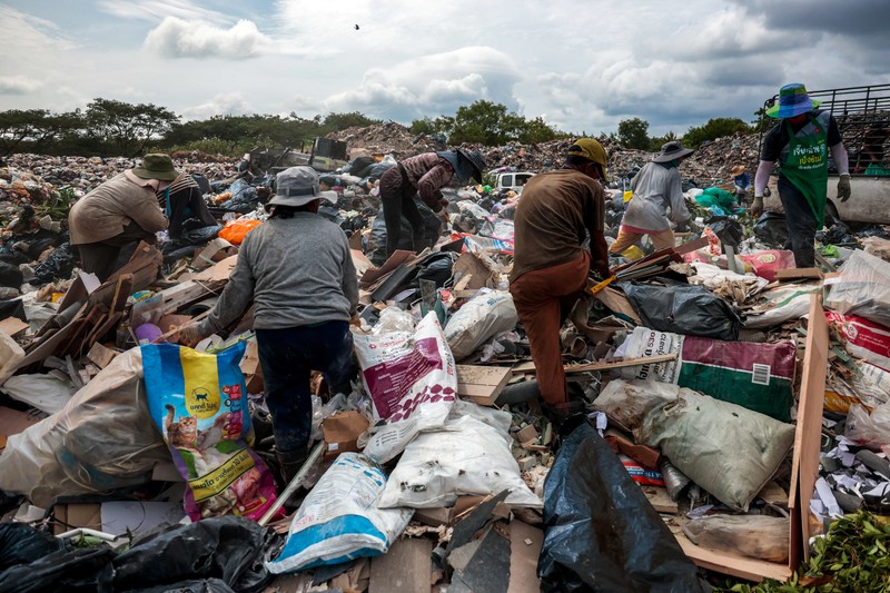 Phuket berjuang melawan krisis pengelolaan sampah di tengah tujuan pariwisata berkelanjutan. (REUTERS/Napat Wesshasartar)