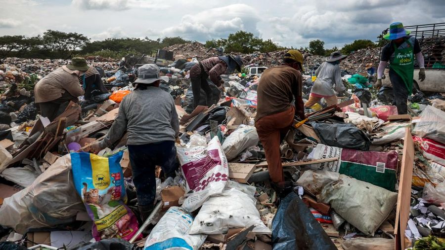 Phuket berjuang melawan krisis pengelolaan sampah di tengah tujuan pariwisata berkelanjutan. (REUTERS/Napat Wesshasartar)
