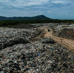Penampakan Sampah Bak 'Bantar Gebang' di Pulau Surga Tetangga RI