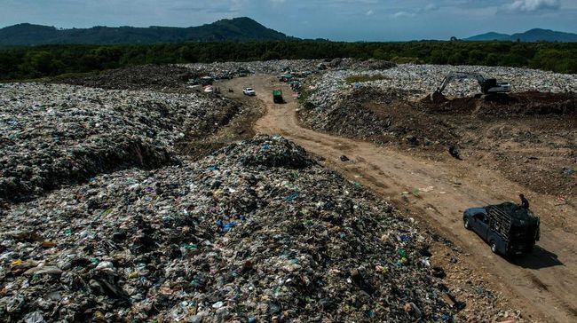 Penampakan Sampah Bak 'Bantar Gebang' di Pulau Surga Tetangga RI