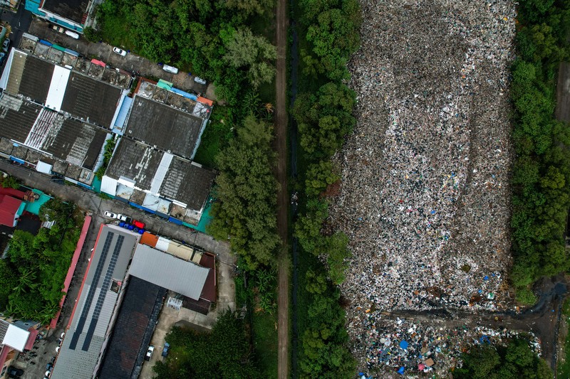Phuket berjuang melawan krisis pengelolaan sampah di tengah tujuan pariwisata berkelanjutan. (REUTERS/Napat Wesshasartar) Phuket berjuang melawan krisis pengelolaan sampah di tengah tujuan pariwisata berkelanjutan. (REUTERS/Napat Wesshasartar)