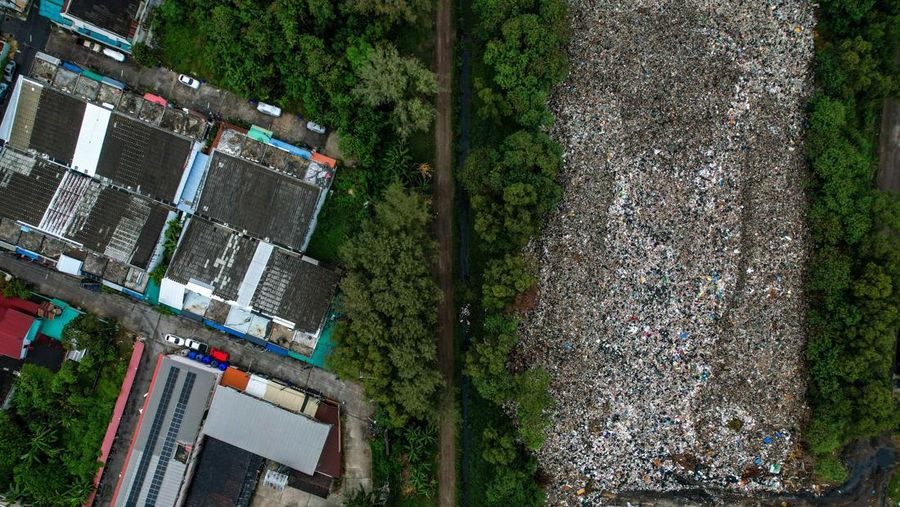 Phuket berjuang melawan krisis pengelolaan sampah di tengah tujuan pariwisata berkelanjutan. (REUTERS/Napat Wesshasartar)