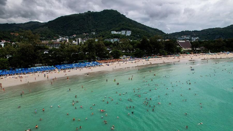 Phuket berjuang melawan krisis pengelolaan sampah di tengah tujuan pariwisata berkelanjutan. (REUTERS/Napat Wesshasartar)