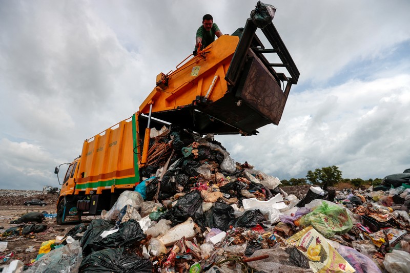 Phuket berjuang melawan krisis pengelolaan sampah di tengah tujuan pariwisata berkelanjutan. (REUTERS/Napat Wesshasartar) Phuket berjuang melawan krisis pengelolaan sampah di tengah tujuan pariwisata berkelanjutan. (REUTERS/Napat Wesshasartar)