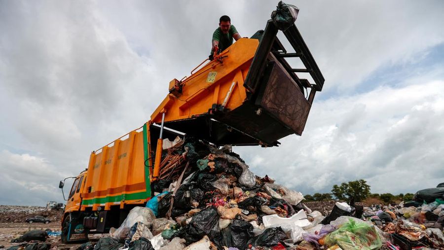 Phuket berjuang melawan krisis pengelolaan sampah di tengah tujuan pariwisata berkelanjutan. (REUTERS/Napat Wesshasartar)