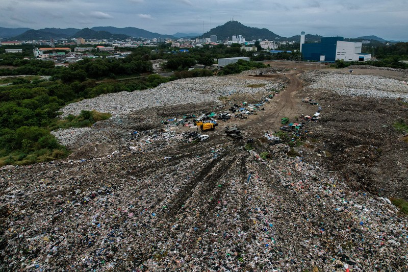 Phuket berjuang melawan krisis pengelolaan sampah di tengah tujuan pariwisata berkelanjutan. (REUTERS/Napat Wesshasartar)