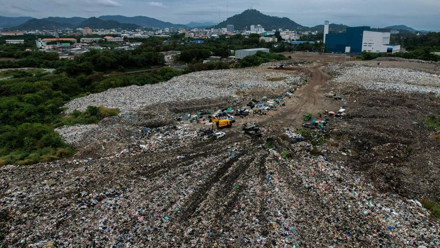 Phuket berjuang melawan krisis pengelolaan sampah di tengah tujuan pariwisata berkelanjutan. (REUTERS/Napat Wesshasartar)