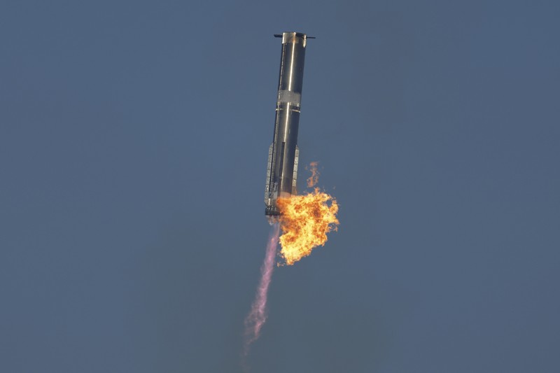 Roket raksasa SpaceX Starship dan pendorongnya terpisah selama penerbangan uji coba dari Starbase di Boca Chica, Texas, Kamis, 16 Januari 2025. (AP Photo/Eric Gay)