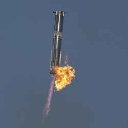 Heboh Roket Elon Musk Jatuh dari Langit Semburkan Api, Warga Bingung