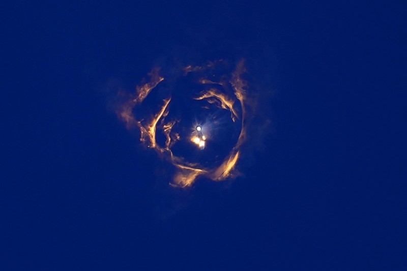 Roket raksasa SpaceX Starship dan pendorongnya terpisah selama penerbangan uji coba dari Starbase di Boca Chica, Texas, Kamis, 16 Januari 2025. (AP Photo/Eric Gay)
