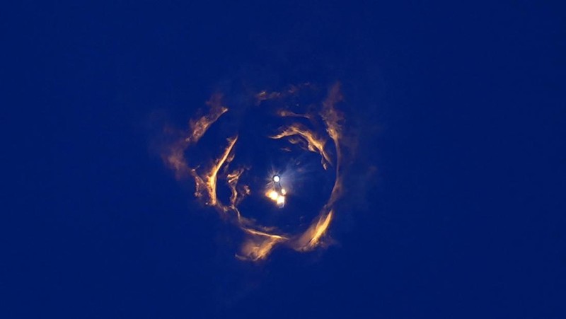 Roket raksasa SpaceX Starship dan pendorongnya terpisah selama penerbangan uji coba dari Starbase di Boca Chica, Texas, Kamis, 16 Januari 2025. (AP Photo/Eric Gay)