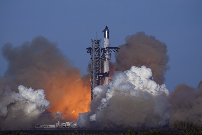 Roket raksasa SpaceX Starship dan pendorongnya terpisah selama penerbangan uji coba dari Starbase di Boca Chica, Texas, Kamis, 16 Januari 2025. (AP Photo/Eric Gay)