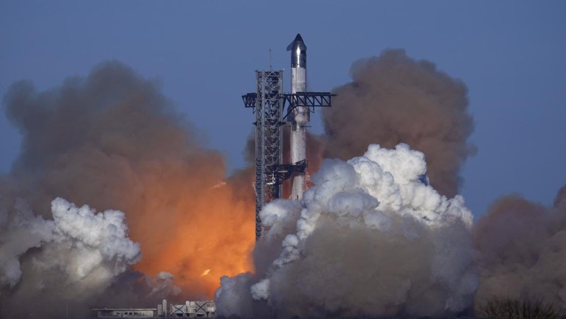 Roket raksasa SpaceX Starship dan pendorongnya terpisah selama penerbangan uji coba dari Starbase di Boca Chica, Texas, Kamis, 16 Januari 2025. (AP Photo/Eric Gay)