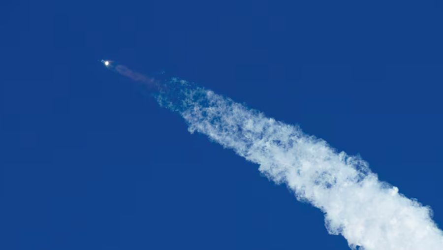 Roket Starship milik SpaceX terlihat setelah diluncurkan dari Pulau Padre Selatan dekat Brownsville, Texas, AS, 16 Januari 2025. (REUTERS/Gabriel V. Cardenas)