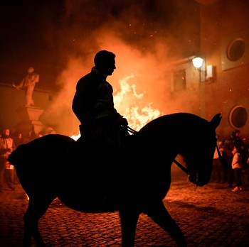 Spanyol Punya Festival Mengerikan, Naik Kuda Lompati Api