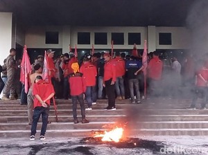 Massa Buruh Tasikmalaya Demo Protes Gagalnya Penetapan UMSK