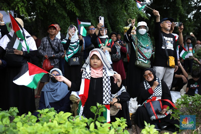 Suasana aksi solidaritas kemanusiaan Gaza oleh Aliansi Rakyat Indonesia Bela Palestina (ARI-BP) di depan Kedutaan Besar Amerika, Jakarta, Jumat (17/1/2025). Suasana aksi solidaritas kemanusiaan Gaza oleh Aliansi Rakyat Indonesia Bela Palestina (ARI-BP) di depan Kedutaan Besar Amerika, Jakarta, Jumat (17/1/2025). (CNBC Indonesia/Tri Susilo)