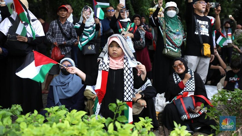 Suasana aksi solidaritas kemanusiaan Gaza oleh Aliansi Rakyat Indonesia Bela Palestina (ARI-BP) di depan Kedutaan Besar Amerika, Jakarta, Jumat (17/1/2025). (CNBC Indonesia/Tri Susilo)