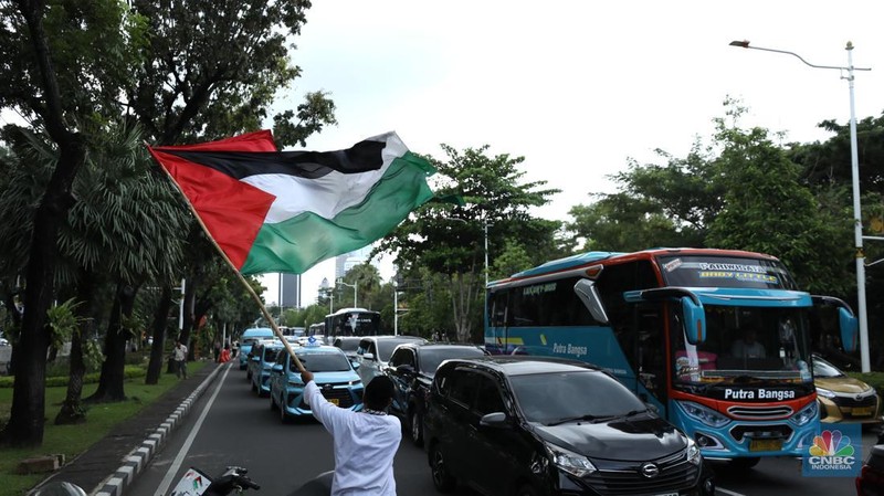 Suasana aksi solidaritas kemanusiaan Gaza oleh Aliansi Rakyat Indonesia Bela Palestina (ARI-BP) di depan Kedutaan Besar Amerika, Jakarta, Jumat (17/1/2025). (CNBC Indonesia/Tri Susilo)