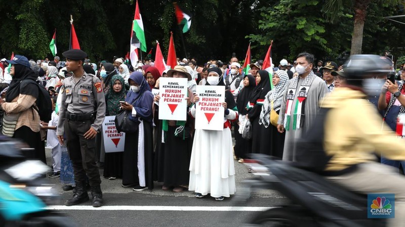 Suasana aksi solidaritas kemanusiaan Gaza oleh Aliansi Rakyat Indonesia Bela Palestina (ARI-BP) di depan Kedutaan Besar Amerika, Jakarta, Jumat (17/1/2025). (CNBC Indonesia/Tri Susilo)