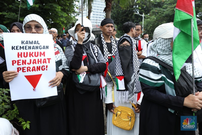 Suasana aksi solidaritas kemanusiaan Gaza oleh Aliansi Rakyat Indonesia Bela Palestina (ARI-BP) di depan Kedutaan Besar Amerika, Jakarta, Jumat (17/1/2025). Suasana aksi solidaritas kemanusiaan Gaza oleh Aliansi Rakyat Indonesia Bela Palestina (ARI-BP) di depan Kedutaan Besar Amerika, Jakarta, Jumat (17/1/2025). (CNBC Indonesia/Tri Susilo)