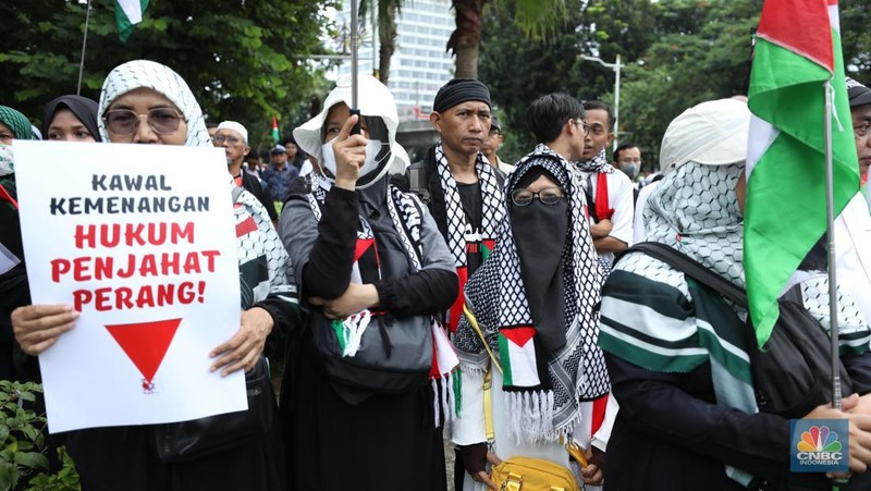 Suasana aksi solidaritas kemanusiaan Gaza oleh Aliansi Rakyat Indonesia Bela Palestina (ARI-BP) di depan Kedutaan Besar Amerika, Jakarta, Jumat (17/1/2025). (CNBC Indonesia/Tri Susilo)