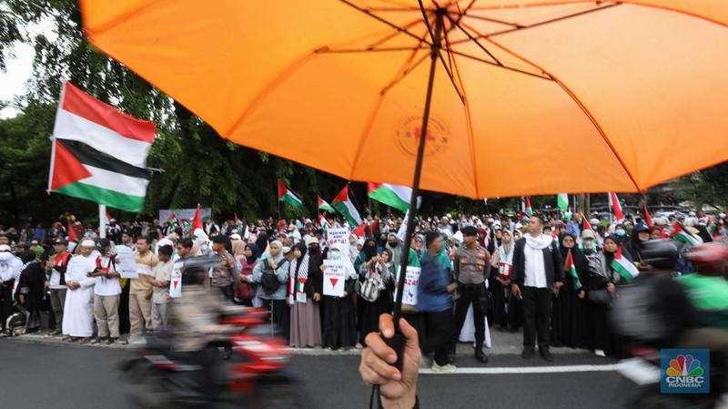 Suasana aksi solidaritas kemanusiaan Gaza oleh Aliansi Rakyat Indonesia Bela Palestina (ARI-BP) di depan Kedutaan Besar Amerika, Jakarta, Jumat (17/1/2025). (CNBC Indonesia/Tri Susilo)