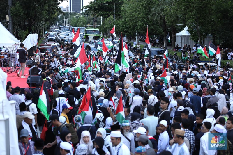 Suasana aksi solidaritas kemanusiaan Gaza oleh Aliansi Rakyat Indonesia Bela Palestina (ARI-BP) di depan Kedutaan Besar Amerika, Jakarta, Jumat (17/1/2025). (CNBC Indonesia/Tri Susilo)