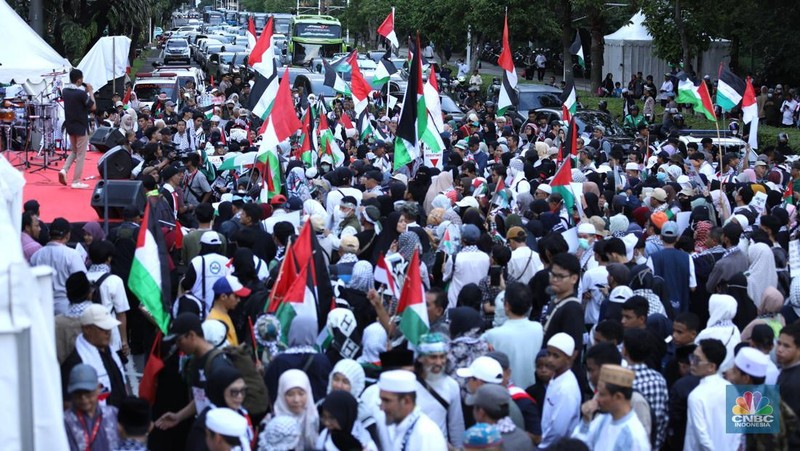 Suasana aksi solidaritas kemanusiaan Gaza oleh Aliansi Rakyat Indonesia Bela Palestina (ARI-BP) di depan Kedutaan Besar Amerika, Jakarta, Jumat (17/1/2025). (CNBC Indonesia/Tri Susilo)